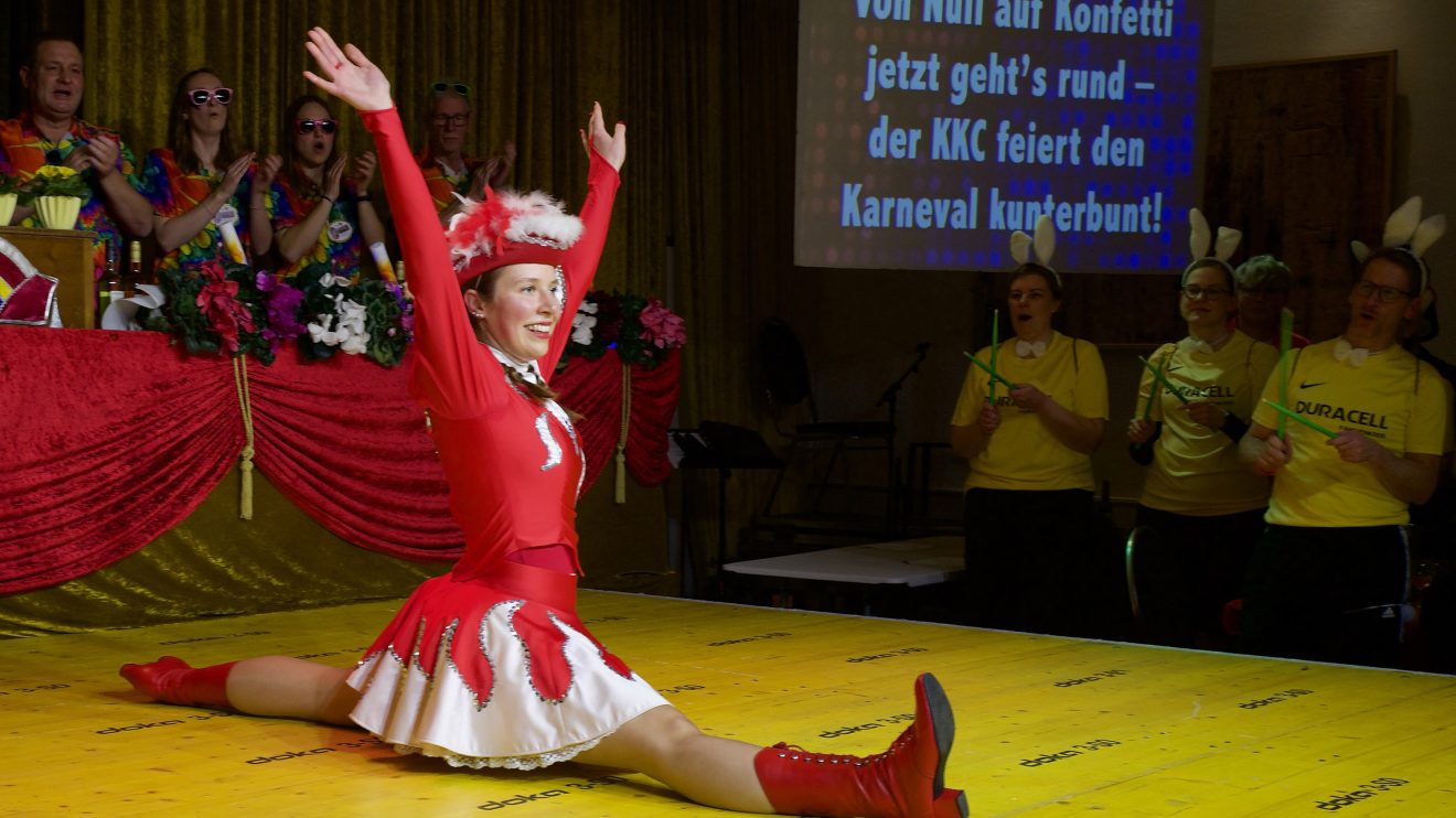 Finale ihres letzten Auftritts auf der KKC-Bühne: Funkenmariechen Maja Torbecke. Foto: Kurt Flegel