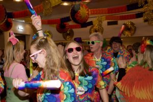 KKC-Elferrat mit weiblicher Verstärkung – hier beim Einzug in den Saal. Foto: Kurt Flegel