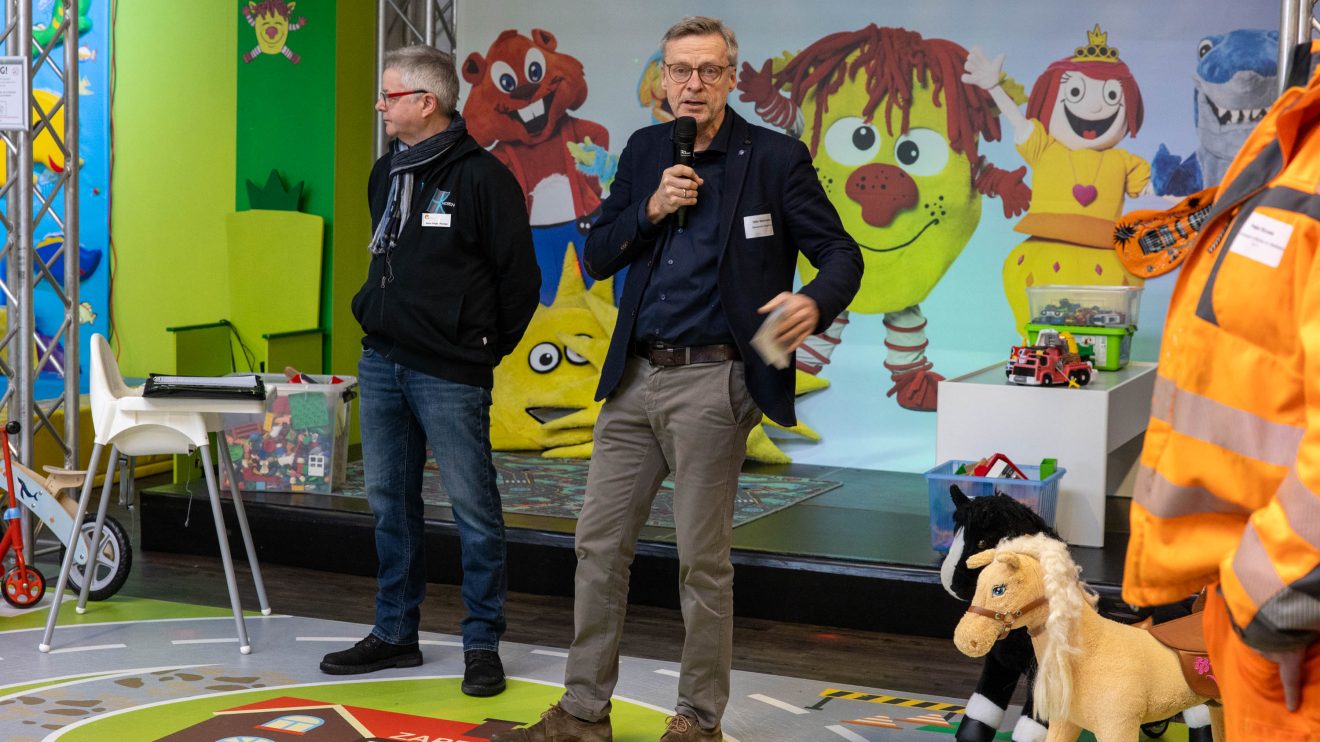 Hans-Jürgen Klumpe (links) und Bürgermeister Otto Steinkamp begrüßen die Gäste zum Unternehmensfrühstück. Foto: Gemeinde Wallenhorst / André Thöle