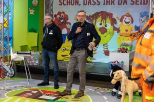 Hans-Jürgen Klumpe (links) und Bürgermeister Otto Steinkamp begrüßen die Gäste zum Unternehmensfrühstück. Foto: Gemeinde Wallenhorst / André Thöle