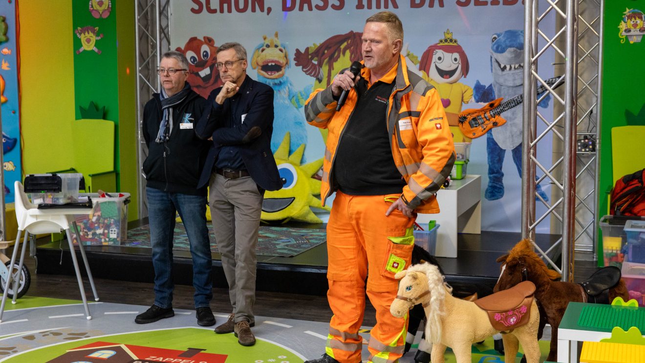 Peter Kruse (rechts) stellt die geplanten Arbeiten an Knollmeyers Mühle vor. Foto: Gemeinde Wallenhorst / André Thöle