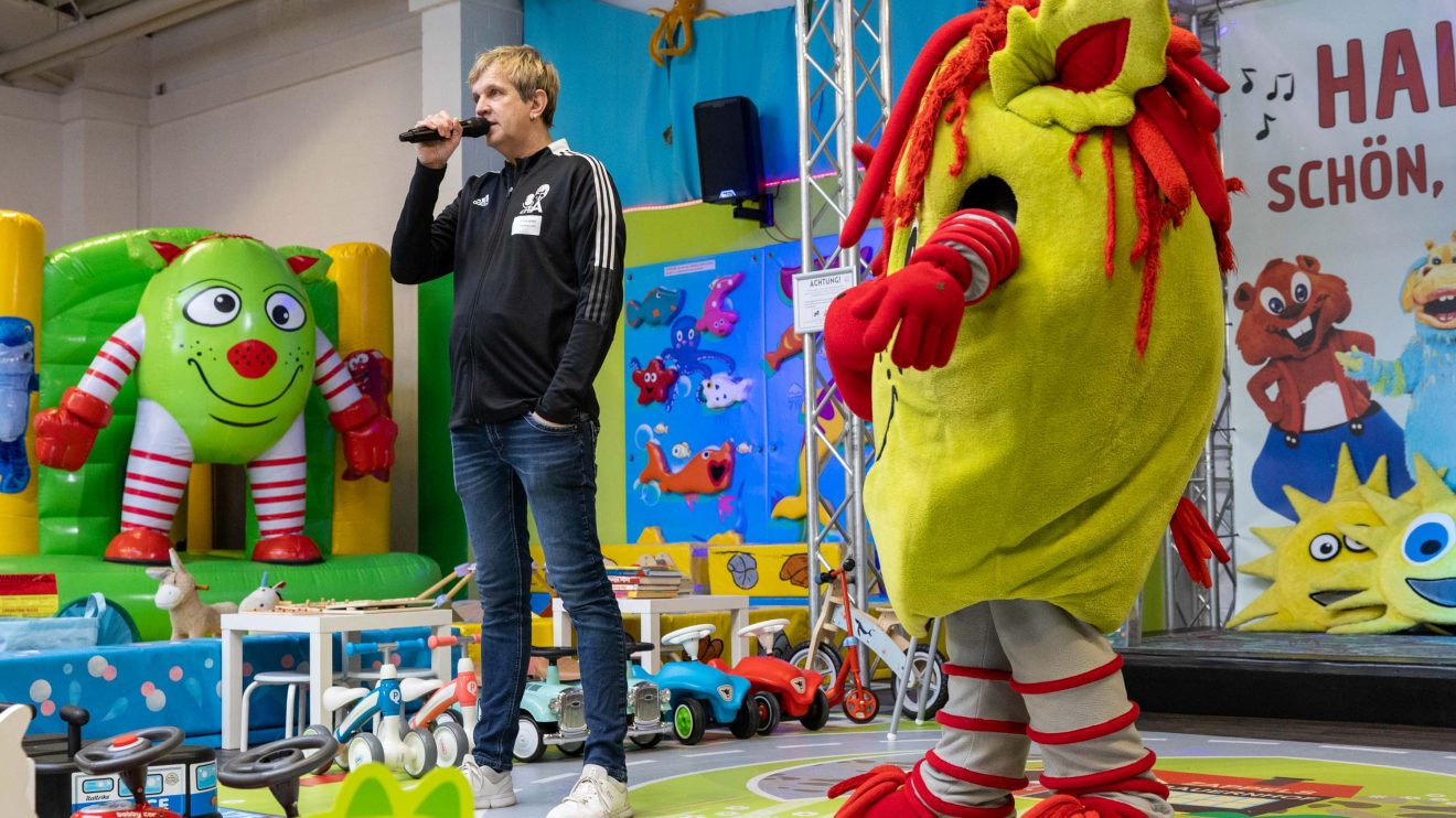 Frank Acker gibt gemeinsam mit dem „Zappeltier“ Einblicke in sein Unternehmen. Foto: Gemeinde Wallenhorst / André Thöle