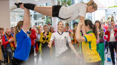 Tanzgruppen sorgen für gute Stimmung am Veilchendienstag. Foto: Gemeinde Wallenhorst / André Thöle