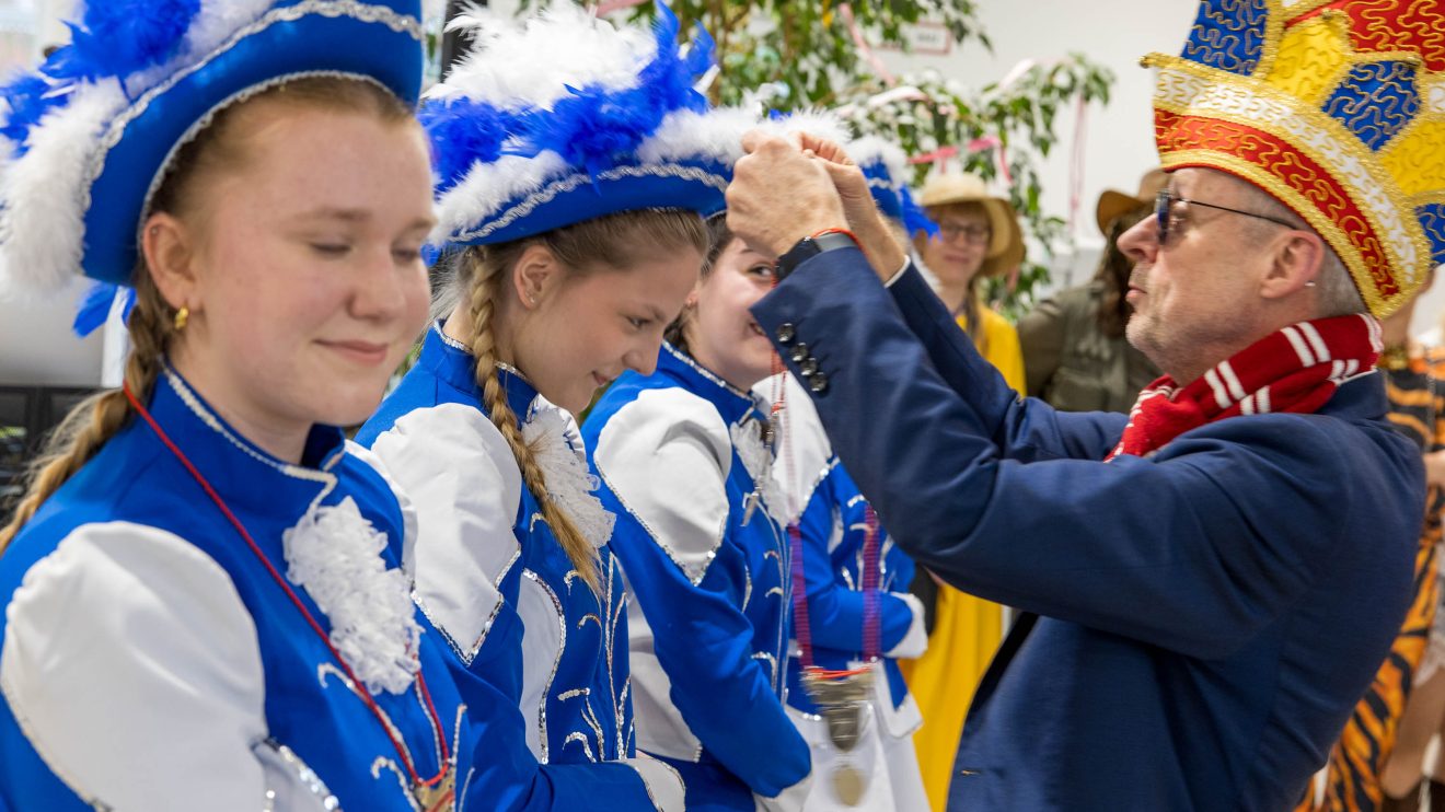 Bürgermeister Otto Steinkamp verteilt Orden an die Aktiven. Foto: Gemeinde Wallenhorst / André Thöle