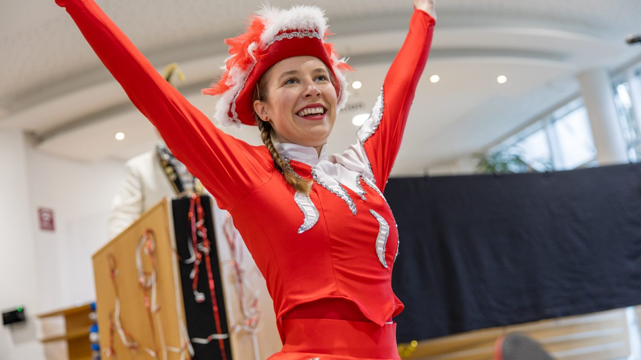 Ihren letzten Auftritt als KKC-Funkenmariechen feiert Maja Torbecke im Foyer des Rathauses. Foto: Gemeinde Wallenhorst / André Thöle