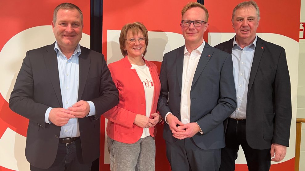 v.l. Guido Pott (SPD-Landtagsabgeordneter), Jutta Olbricht (Vorsitzende der SPD-Kreistagsfraktion), Alexander Bartz (SPD-Landratskandidat) und Werner Lager (SPD-Kreisvorsitzender). Foto: Erik Bertels