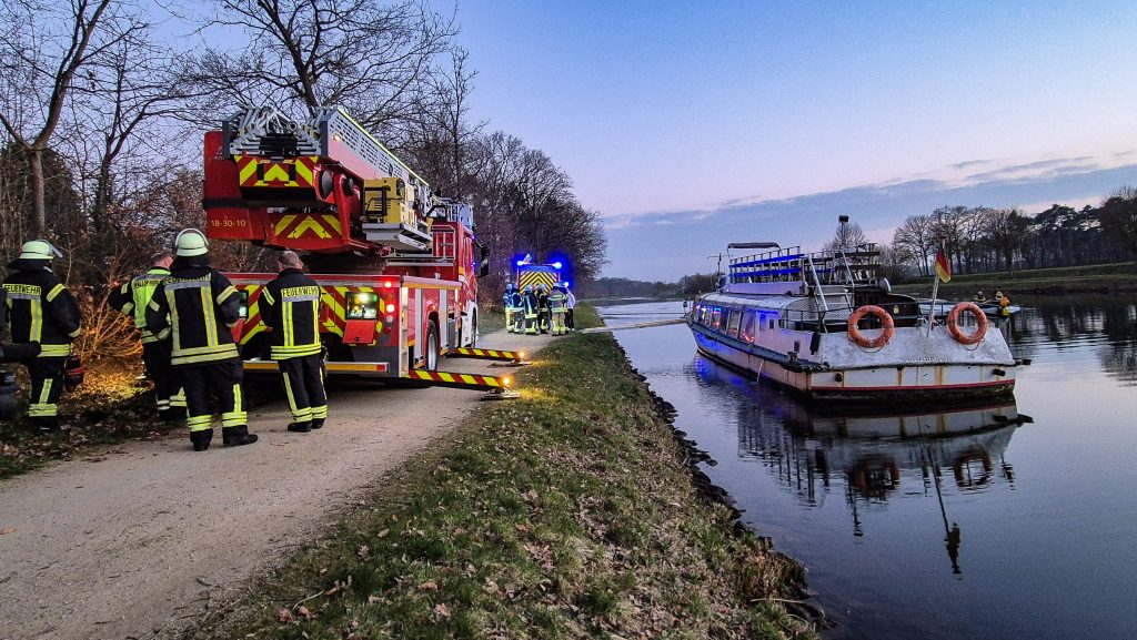 Die Feuerwehr Wallenhorst im Einsatz am Stichkanal. Foto: Marc Dallmöller
