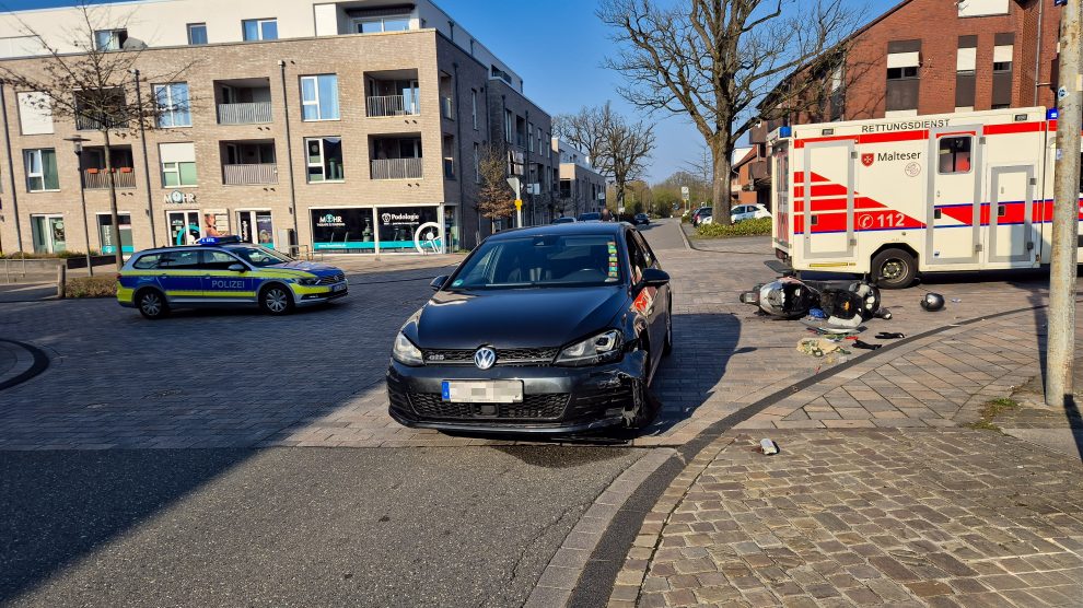 Am Sonntagnachmittag ereignete sich in Wallenhorst im Kreuzungsbereich Große Straße / Kirchplatz ein Verkehrsunfall. Eine Person wurde verletzt. Foto: C. Mertens