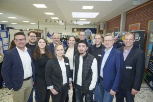 Freuen sich über die große Resonanz beim B.O.P. (v. l.): Lars Hellmers (Vorstand MaßArbeit), Nils Tiedemann (Team Planen und Wirtschaftsförderung der Gemeinde Wallenhorst), Ines Reinsch (Schüle-rin Alexanderschule), Arne Willms (Schulleiter Alexanderschule), Katja Madynski (Ausbildungslotsin MaßArbeit), Kerstin Hüls (Servicestelle Schule-Wirtschaft), Stefan Schmidt (Schulleiter Realschule Wallenhorst), Hamke Hassan Hamke (Schüler Alexanderschule), Thorger Stapenhorst (Fachbereichsleiter Arbeit-Wirtschaft-Technik), Otto Steinkamp (Bür-germeister Gemeinde Wallenhorst), Harald Brinkmeyer (Fachkonferenz-leiter Wirtschaft Realschule Wallenhorst). Foto: Uwe Lewandowski / MaßArbeit