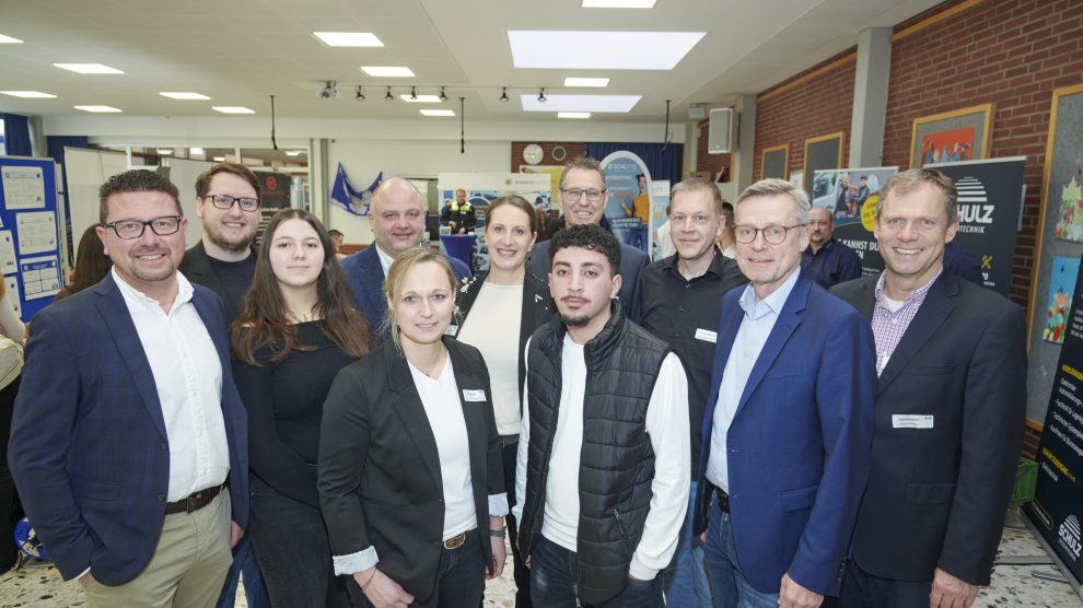 Freuen sich über die große Resonanz beim B.O.P. (v. l.): Lars Hellmers (Vorstand MaßArbeit), Nils Tiedemann (Team Planen und Wirtschaftsförderung der Gemeinde Wallenhorst), Ines Reinsch (Schüle-rin Alexanderschule), Arne Willms (Schulleiter Alexanderschule), Katja Madynski (Ausbildungslotsin MaßArbeit), Kerstin Hüls (Servicestelle Schule-Wirtschaft), Stefan Schmidt (Schulleiter Realschule Wallenhorst), Hamke Hassan Hamke (Schüler Alexanderschule), Thorger Stapenhorst (Fachbereichsleiter Arbeit-Wirtschaft-Technik), Otto Steinkamp (Bür-germeister Gemeinde Wallenhorst), Harald Brinkmeyer (Fachkonferenz-leiter Wirtschaft Realschule Wallenhorst). Foto: Uwe Lewandowski / MaßArbeit