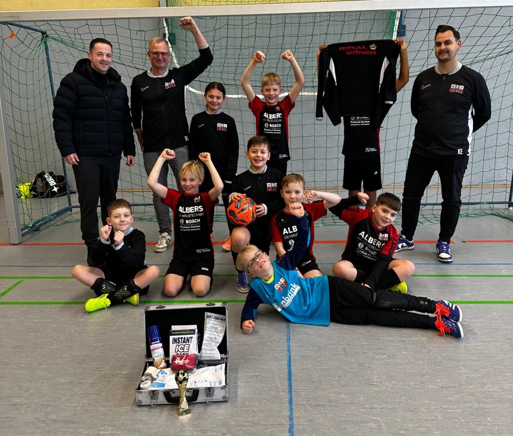 Die E2-Junioren des SV-Lechtingen dürfen sich über einen neuen, hochwertig ausgestatteten Erste-Hilfe-Koffer freuen. Foto: Marc Dallmöller