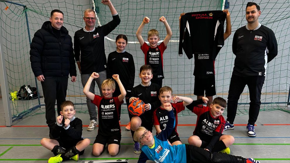 Die E2-Junioren des SV-Lechtingen dürfen sich über einen neuen, hochwertig ausgestatteten Erste-Hilfe-Koffer freuen. Foto: Marc Dallmöller