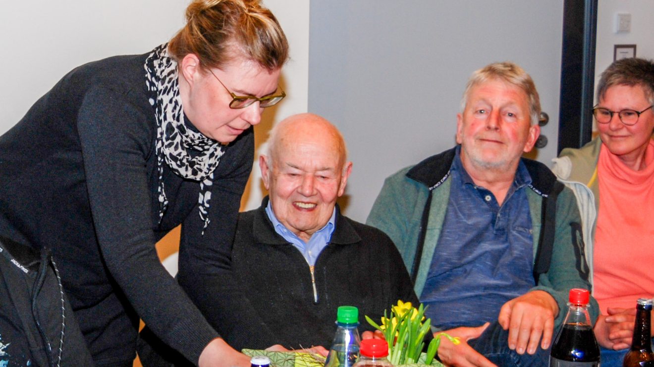 Martina Unland überreicht Norbert Scholz ein Präsent anlässlich seiner 75-jährigen Mitgliedschaft in der Kolpingsfamilie. Foto: Kolpingsfamilie Hollage