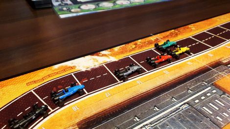 Mit Spielen wie „Heat“ lädt die Kolpingsfamilie Hollage alle Fans von Brett- und Kartenspielen ein, jeden dritten Donnerstag im Monat gemeinsam zu spielen. Foto: Nicola Riehemann / Kolpingsfamilie Hollage