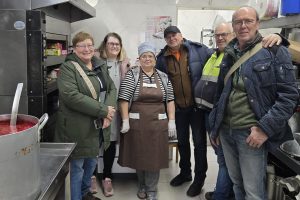 In der Kolping-Suppenküche in Czernowitz: Christa Nöring, Sandra Fecht, Küchenchefin Natalia, Ludwig Markoljak, Hubert Wächter und Hubert Nöring (von links). Foto: Sandra Fecht