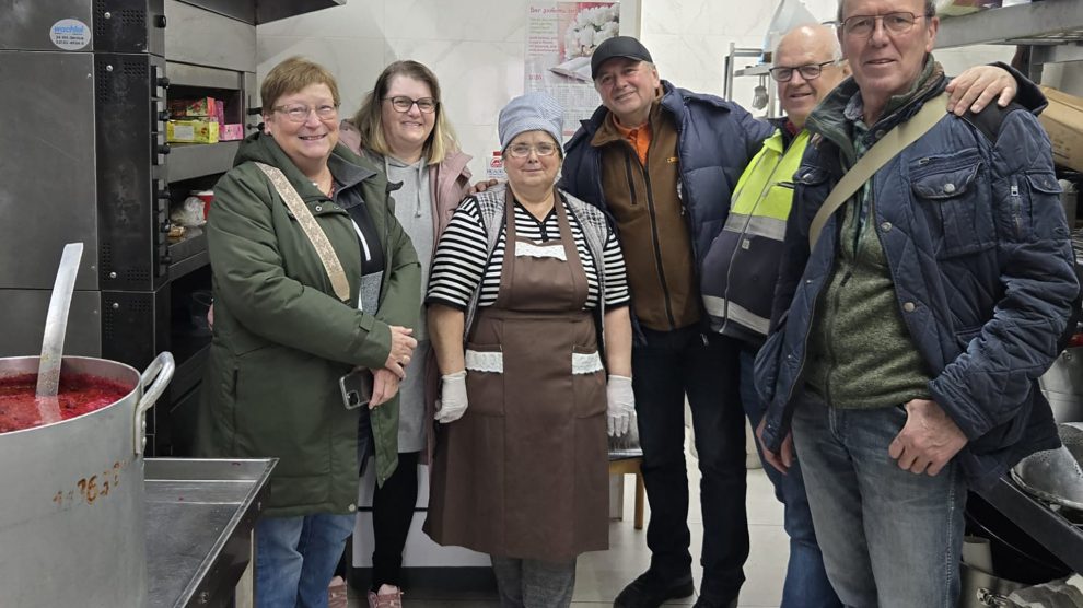 In der Kolping-Suppenküche in Czernowitz: Christa Nöring, Sandra Fecht, Küchenchefin Natalia, Ludwig Markoljak, Hubert Wächter und Hubert Nöring (von links). Foto: Sandra Fecht