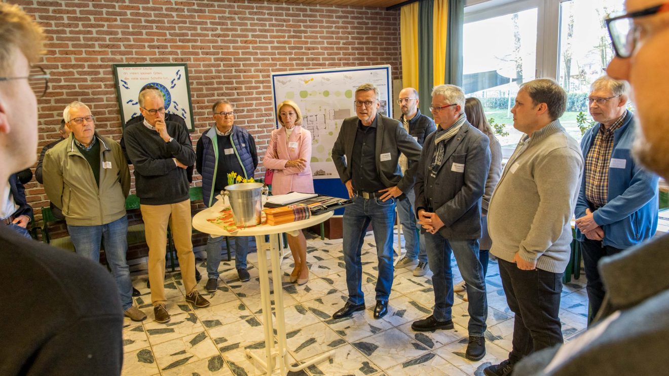 Bürgermeister Otto Steinkamp, Hans-Jürgen Klumpe und Kristian Pohlmann begrüßen die Gäste zum Unternehmensfrühstück im Pfarrheim. Foto: Gemeinde Wallenhorst / André Thöle