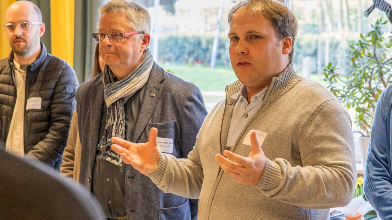 Kristian Pohlmann führt in das Thema „Haus am Alex“ ein. Foto: Gemeinde Wallenhorst / André Thöle