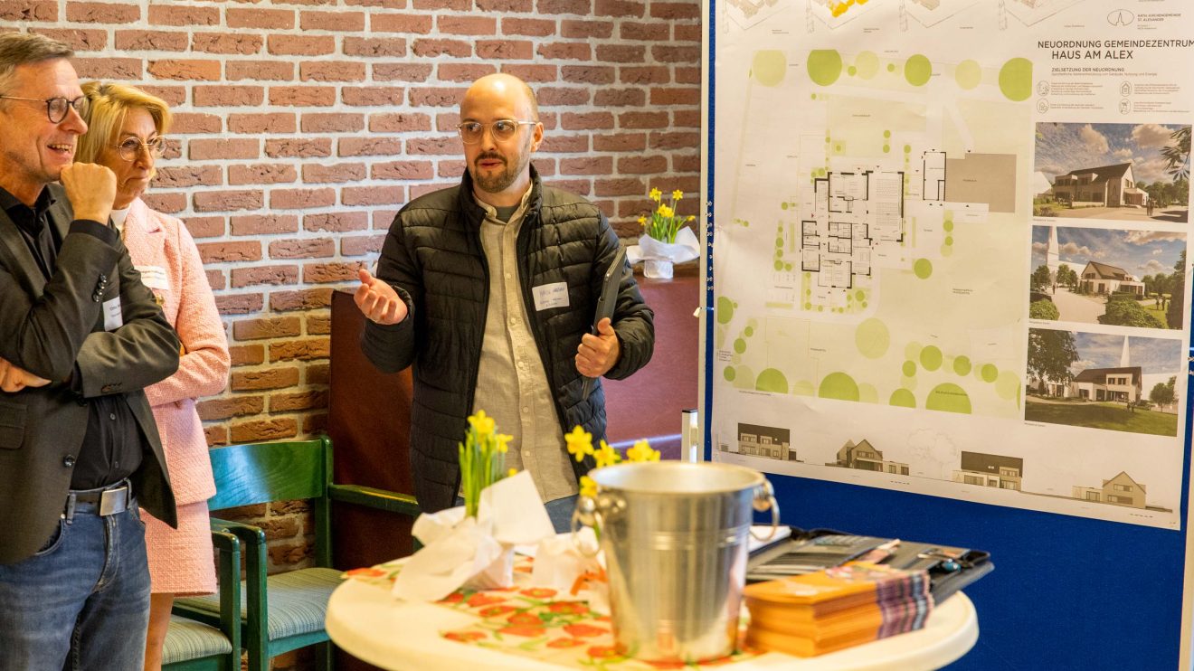 Marcel Hackmann stellt die Details der Bauplanung vor. Foto: Gemeinde Wallenhorst / André Thöle