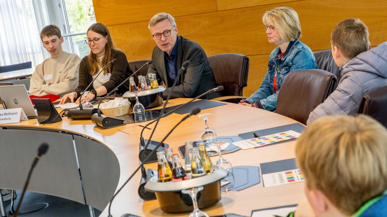 Bürgermeister Otto Steinkamp begrüßt mit seinem Team die Schülerinnen und Schüler im Ratssaal. Foto: Gemeinde Wallenhorst / André Thöle