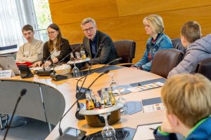 Bürgermeister Otto Steinkamp begrüßt mit seinem Team die Schülerinnen und Schüler im Ratssaal. Foto: Gemeinde Wallenhorst / André Thöle