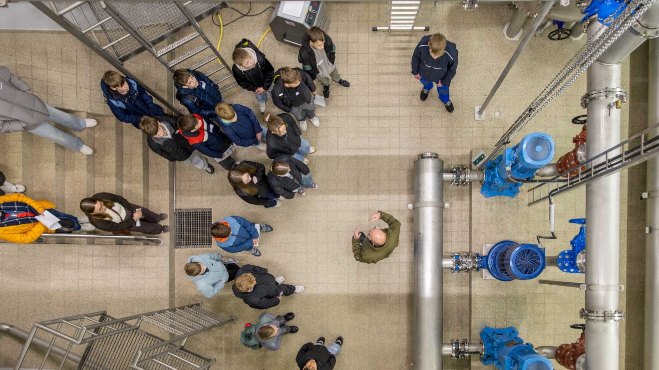 Im Wasserwerk lernen die Jugendlichen den Weg des Wassers und die Aufgaben eines Umwelttechnologen für Wasserversorgungstechnik kennen. Foto: Gemeinde Wallenhorst / André Thöle