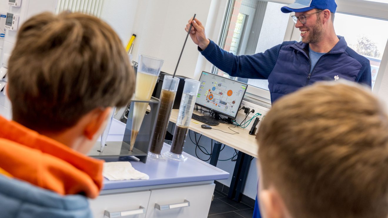 Andre Sandkühler erläutert auf dem Klärwerk die Arbeit eines Umwelttechnologen für Abwasserbewirtschaftung sowie die Funktionsweise der Kläranlage. Foto: Gemeinde Wallenhorst / André Thöle