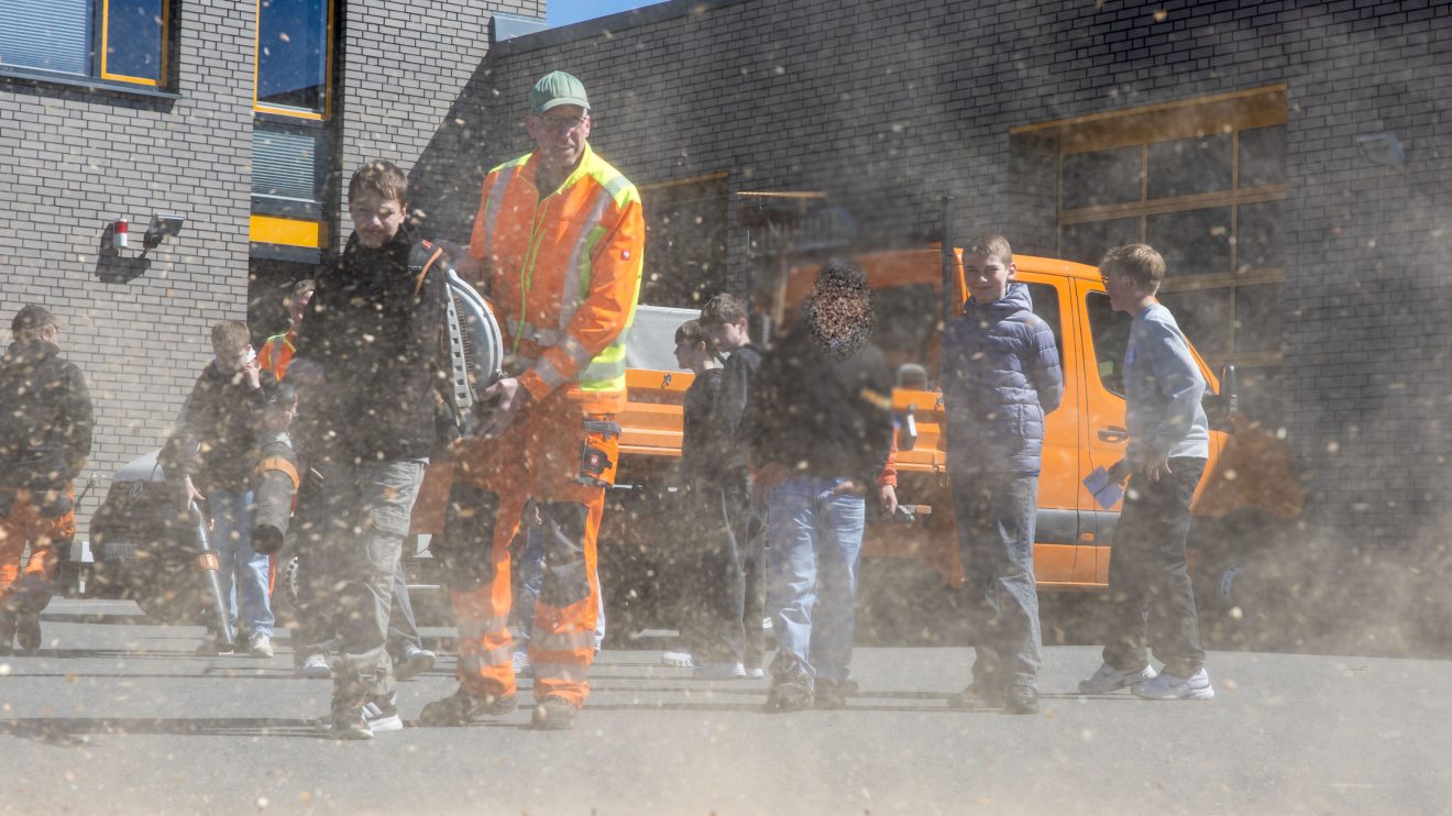 Beim Baubetriebshof durften die Schülerinnen und Schüler einige Geräte selbst ausprobieren. Foto: Gemeinde Wallenhorst / André Thöle