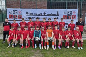 Hintere Reihe: Trainer Maxim, Mark, Elias, Lionel, Fabiano, Ole, Tilman, Eric, Felix, Marlon, Trainer Sascha. Vordere Reihe: Oliver, Lutz, Henri, Mika, Luca, Dominic, Vincent, Alessio, Jupp, Paul und Amelie. Foto: JSG Lechtingen-Wallenhorst