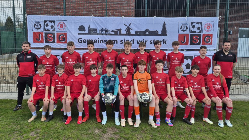 Hintere Reihe: Trainer Maxim, Mark, Elias, Lionel, Fabiano, Ole, Tilman, Eric, Felix, Marlon, Trainer Sascha. Vordere Reihe: Oliver, Lutz, Henri, Mika, Luca, Dominic, Vincent, Alessio, Jupp, Paul und Amelie. Foto: JSG Lechtingen-Wallenhorst