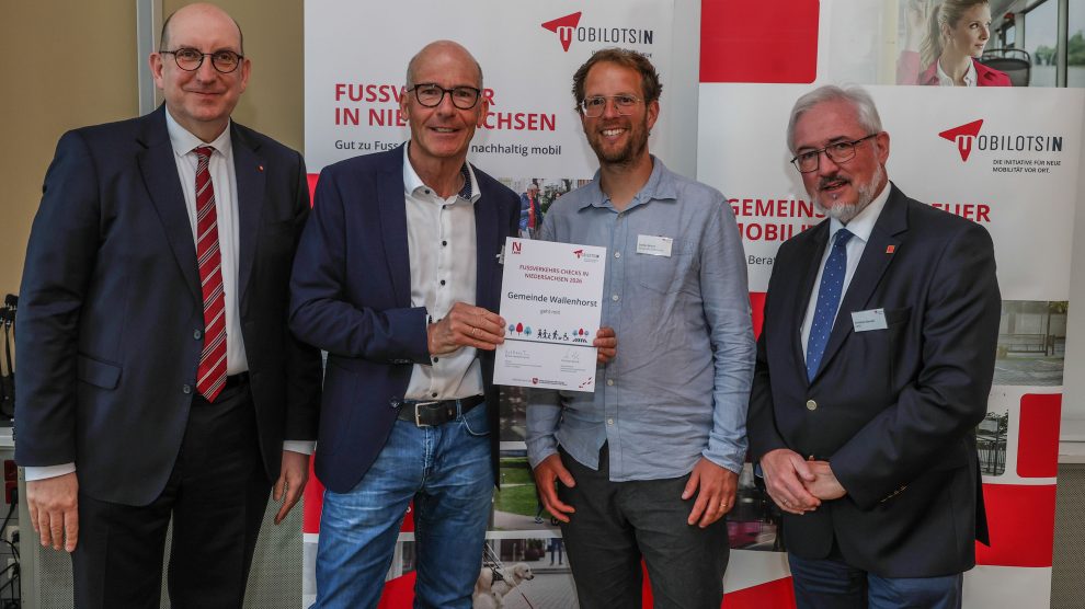 Matthias Wunderling-Weilbier überreicht die Urkunde für den „Fußverkehrs-Check“ an Rüdiger Mittmann und Stefan Brune im Beisein von Christian Berndt (von links). Foto: LNVG/Wilde