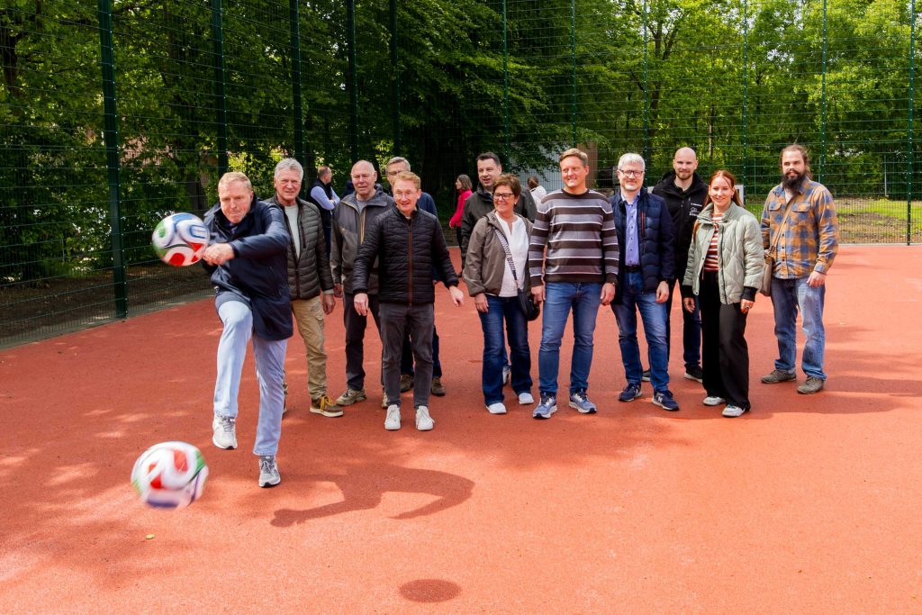 Platz, Tore und Ballfangzaun werden direkt im Anschluss getestet. Foto: Gemeinde Wallenhorst / André Thöle