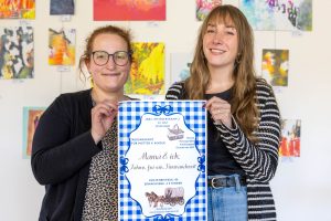 Sarah List vom JAB2 und Leonie Winter laden Mütter mit ihren Kindern ein, einen gemeinsamen Tag zu verbringen. Foto: André Thöle / Gemeinde Wallenhorst