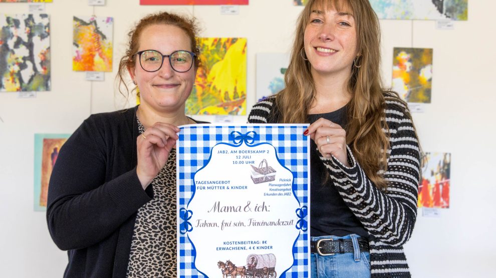 Sarah List vom JAB2 und Leonie Winter laden Mütter mit ihren Kindern ein, einen gemeinsamen Tag zu verbringen. Foto: André Thöle / Gemeinde Wallenhorst
