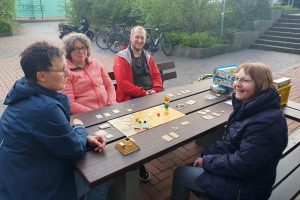 Wegen Renovierungsarbeiten spontan nach draußen verlegt: Kolping-Spieleabend im April. Foto: Kolpingsfamilie Hollage / Nicola Riehemann