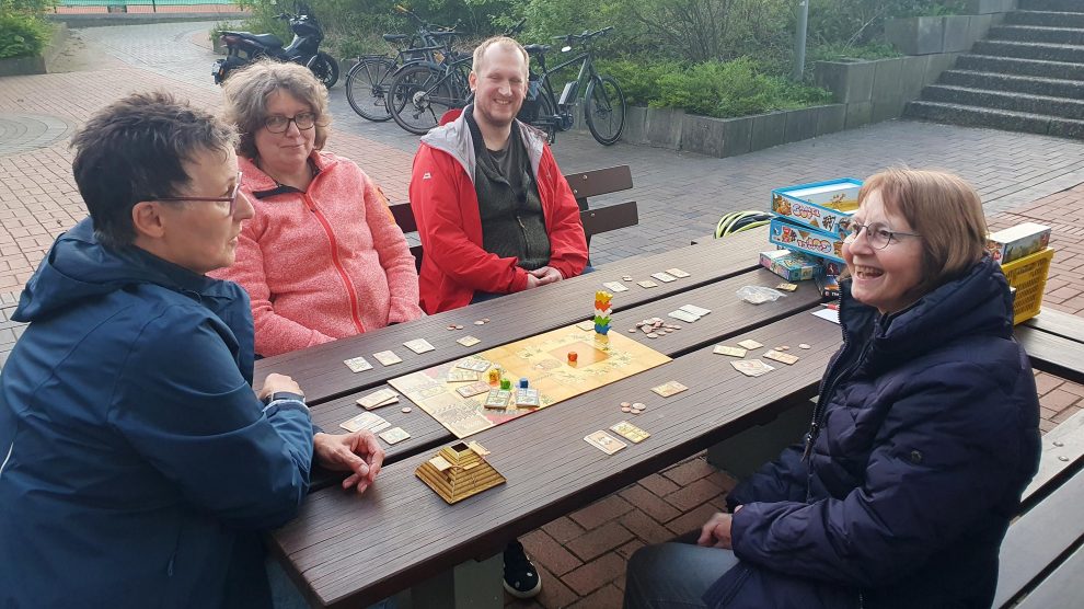 Wegen Renovierungsarbeiten spontan nach draußen verlegt: Kolping-Spieleabend im April. Foto: Kolpingsfamilie Hollage / Nicola Riehemann