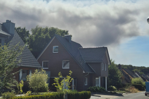 Die Rauchwolken aus Osnabrück waren auch in Hollage noch gut sichtbar. Foto: Markus Noldes