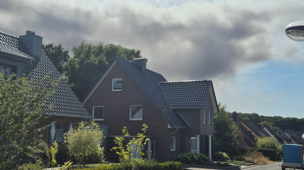 Die Rauchwolken aus Osnabrück waren auch in Hollage noch gut sichtbar. Foto: Markus Noldes